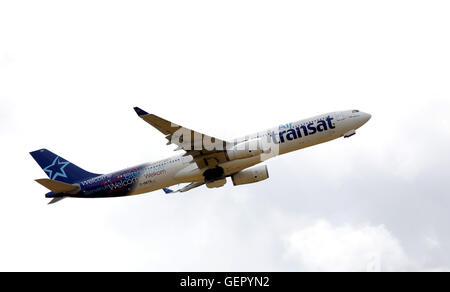 Ein Air Transat Airbus A330 Registrierung C-GKTS, startet vom Flughafen Gatwick in Crawley, West Sussex. Stockfoto