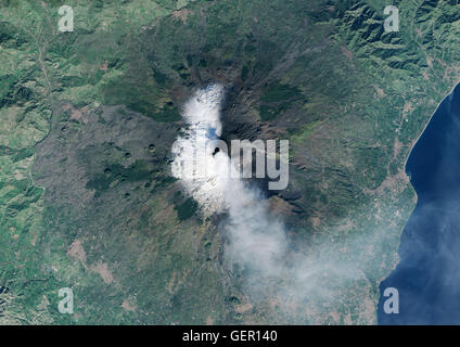 Satellitenansicht der Eruption am Ätna, Sizilien. Dieses Bild wurde am 3. Dezember 2015 per Satellit Landsat 8 aufgenommen. Stockfoto