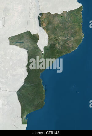 Satellitenansicht von Mosambik (mit Ländergrenzen und Maske). Dieses Bild wurde aus Daten von Landsat-Satelliten erworben erstellt. Stockfoto