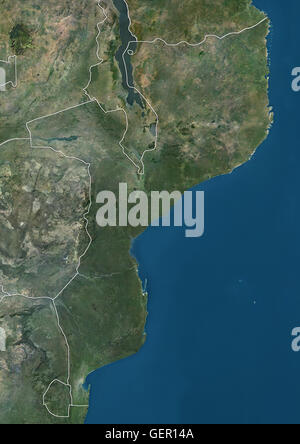 Satellitenansicht von Mosambik (mit Ländergrenzen). Dieses Bild wurde aus Daten von Landsat-Satelliten erworben erstellt. Stockfoto