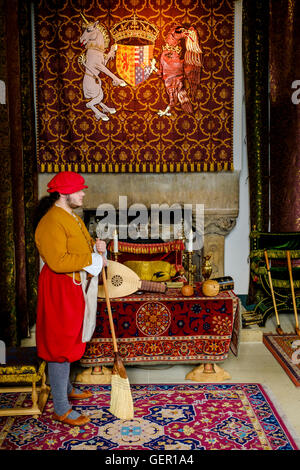 Ein Gentleman im Zeitraum Diener Kostüm im Schlafgemach der Königin, Stirling Castle, Schottland Stockfoto