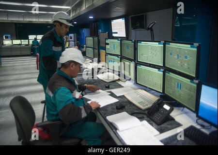Ingenieure im Kontrollraum von Tobolsk Polymer Stockfoto