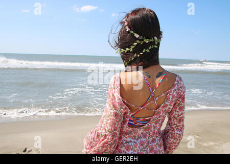Schöne Frau trägt eine Girlande direkt am Meer Stockfoto