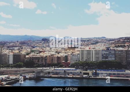 Blick auf Santa Cruz De Tenerife aus Kreuzfahrt Schiff - Kanarische Inseln, Spanien. Stockfoto