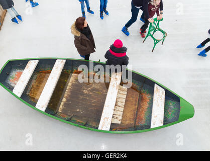 AMSTERDAM, Niederlande - 26. Dezember 2015: altes Boot auf einer Eisbahn in amsterdam Stockfoto