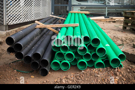 zwei Farben von PVC-Rohren auf einer Baustelle Stockfoto