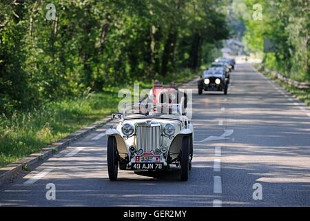 Vorkriegszeit MG mit Bugatti und andere Oldtimer hinter Tauchen auf einer Oldtimer-Rallye im Süden von Frankreich Stockfoto