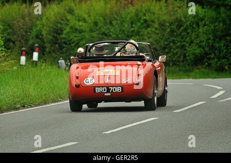 Austin Healey 3000 unter einer Ecke auf einer Landstraße im Sommer Oldtimer Rallye in England Stockfoto