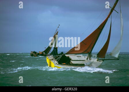 AJAX-NEWS-FOTOS. 1977. SOLENT, ENGLAND. -ALTE GAFFERS - ROSABEL (NÄCHSTE KAMERA) UND EIN WEITERER WETTBEWERBER KÄMPFEN EINE STEIFE SOLENT BRISE IN DAS JÄHRLICHE OLD GAFFERS RACE.  FOTO: JONATHAN EASTLAND/AJAX REF: HDD / YA ROSABEL 704023 Stockfoto