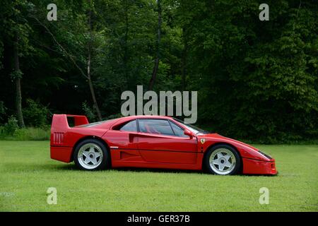 Seitlich Schuss von klassischen Sportwagen Ferrari F40 Stockfoto
