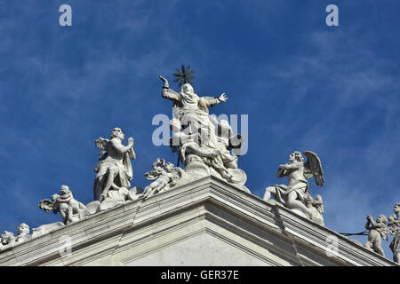 Annahme der Jungfrau Maria in den Himmel an der Spitze der Jesuiten-Kirche in Venedig, barocken Bildhauers Torretti im 18. Jh. Stockfoto