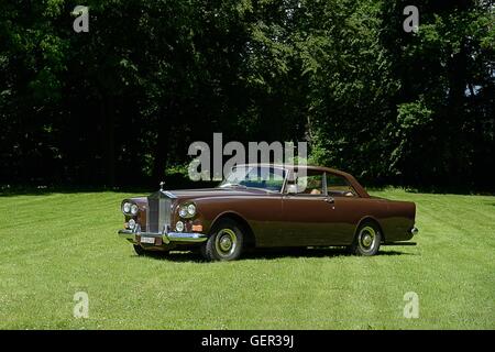 Rollt das Royce Silver Cloud III „Chinese Eye“ Coupé auf einem Rasen in der Sonne bei einem klassischen Auto Stockfoto