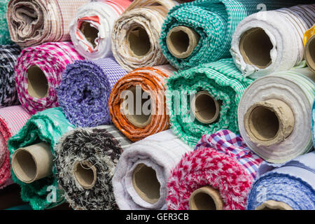 Stoff rollt am Marktstand - Textil-Industrie-Hintergrund Stockfoto