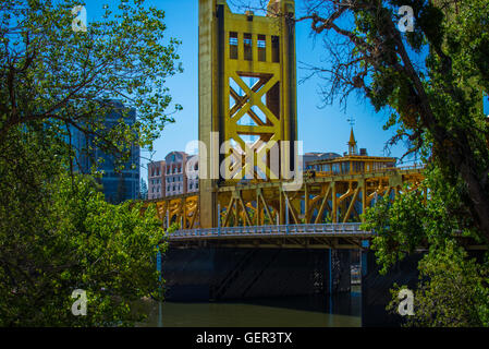 Vertikale Hubbrücke über den Sacramento River in Capitol of California Stockfoto