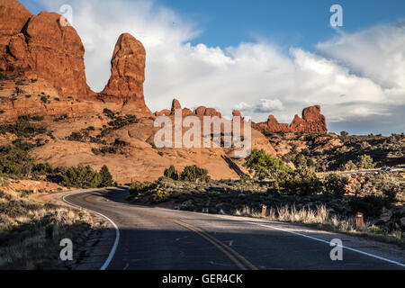 Straße durch Arches-Nationalpark, Utah, USA Stockfoto