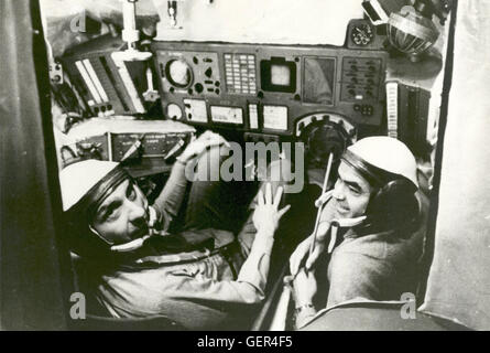 (17 Oktober 1972) Major General Thomas P. Stafford (links), Veteran 3 US Raumflüge "flog" den sowjetischen Sojus-Raumschiff-Simulator mit Generalmajor Andriyan G. Nikolayev, Veteran der zwei sowjetischen Raumflüge, während General Stafford Besuch in Moskau als Teil einer US-Gruppe arbeiten auf das Apollo-Sojus-Test Projekt (ASTP), die 15. Juli 1975 ins Leben gerufen. Bei einem Besuch in Star City, Zentrum der sowjetischen Kosmonauten, General Stafford mehrere terminalen Phase Rendezvous in der Sojus-Simulator durchgeführt und mit der Salyut Raumstation ISS angedockt. General Stafford, stellvertretender Direktor des Flight Crew Oper Stockfoto