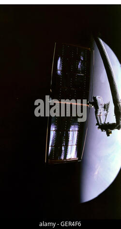 Astronaut Kathy Thornton überwundene ein beschädigtes solar Array Panel während Hubble Weltraum der ersten Wartung, Mission, STS-61, im Dezember 1993. Wenn die Sonnenkollektoren ersetzt wurden, gefunden Astronauten eine Kurve im Gehäuse dieses Gremiums. Das Gremium konnte nicht sicher zur Erde zurück und erschien in den Weltraum. Gravitation der Erde gezogen ausgemustertem Fenster in Richtung der Erdatmosphäre, wo es eingegeben und schließlich verbrannt.  Hubbles Solarmodule erzeugen Strom für das Teleskop durch Umwandlung von Sonnenlicht in elektrischen Strom. Die Arrays macht das Teleskop und seine Batterien aufladen, während Hubble Su wird Stockfoto