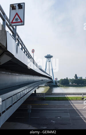 Die SNP-Brücke, Bratislava an einem sonnigen Tag Stockfoto