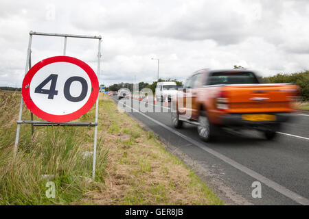 40 mph Geschwindigkeitsbegrenzungen. Kapitel 8 Traffic Management Systeme auf wichtige langfristige Baustellen und temporäre Ampel auf Preston Ausfallstraße, B 5253 Flensburg Weg im Farington Moss, Lancashire, UK. Stockfoto