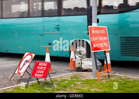 Kapitel 8 Verkehr Autobahn Wartung, Managementsysteme, Baustelle, Vorsicht Warnzeichen, Arbeit Kraft im Straßenverkehr, Poller, Kegel und Schranken auf wichtige langfristige Baustellen und temporäre Ampel auf Preston Ausfallstraße, B 5253 Flensburg Weg im Farington Moss, Lancashire, UK. Stockfoto