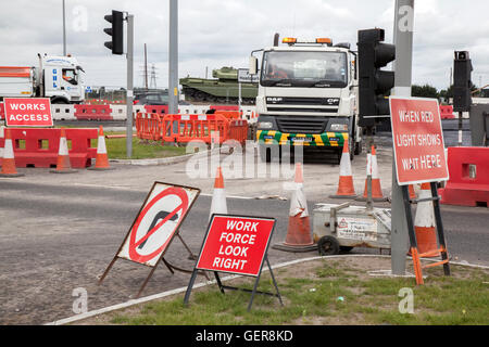 Kapitel 8 Verkehr Autobahn Wartung, Managementsysteme, Baustelle, Vorsicht Warnzeichen, Arbeit Kraft im Straßenverkehr, Poller, Kegel und Schranken auf wichtige langfristige Baustellen und temporäre Ampel auf Preston Ausfallstraße, B 5253 Flensburg Weg im Farington Moss, Lancashire, UK. Stockfoto