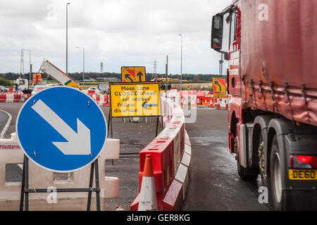 Kapitel 8 Verkehr Autobahn Wartung, Managementsysteme, Baustelle, Vorsicht Warnzeichen, Arbeit Kraft im Straßenverkehr, Poller, Kegel und Schranken auf wichtige langfristige Baustellen und temporäre Ampel auf Preston Ausfallstraße, B 5253 Flensburg Weg im Farington Moss, Lancashire, UK. Stockfoto