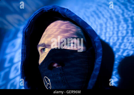 Hacker blau gefärbt mit binären Hintergrund Stockfoto