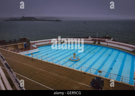 Tinside Lido in Plymouth an einem regnerischen Tag, England Stockfoto