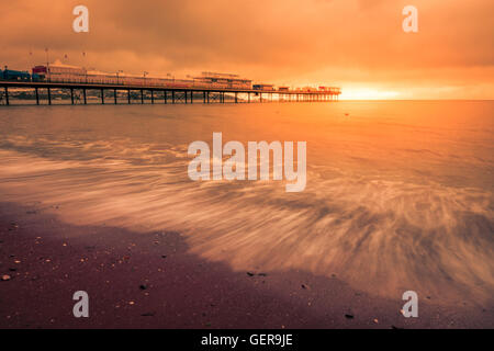 Paignton Pier auf Paignton Strand in der Nähe von Torquay in Devon in spektakulären Sonnenuntergang Stockfoto