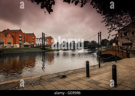 Kleine Fußgängerbrücke in Exeter Quay, Devon, England, Großbritannien Stockfoto