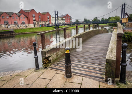 Kleine Fußgängerbrücke in Exeter Quay, Devon, England, Großbritannien Stockfoto