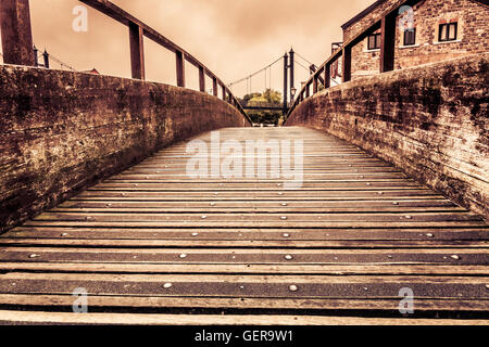 Kleine Fußgängerbrücke in Exeter Quay, Devon, England, Großbritannien Stockfoto