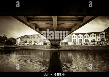 Unter der Fußgängerbrücke in Exeter Quay, Devon, England, Großbritannien Stockfoto