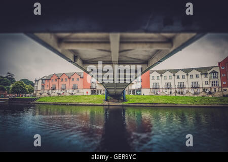 Unter der Fußgängerbrücke in Exeter Quay, Devon, England, Großbritannien Stockfoto