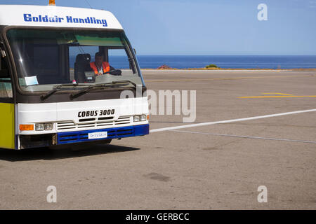 HERAKLION, Griechenland - 28. April 2016: Aviation Services, Flughafenbus Cobus 3000 mit Fahrer in der Kabine am Heraklion Flughafen Stockfoto