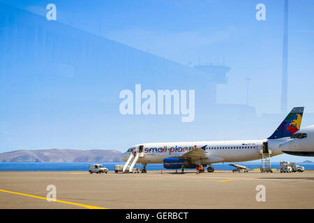 HERAKLION, Griechenland - 28. April 2016: Flugzeug Airbus A320 Polish Airlines ist mit kleinen Planeten auf Flugvorbereitung in Heraklion Stockfoto