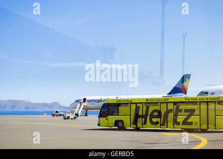 HERAKLION, Griechenland - 28. April 2016: Flugzeug Airbus A320 Polish Airlines ist mit kleinen Planeten auf Flugvorbereitung in Heraklion Stockfoto