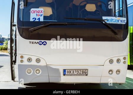 HERAKLION, Griechenland - 28. April 2016: Moderne weißer Touristenbus mit Logo der Anex Reiseunternehmen und DeltaNet, Transport geparkt Stockfoto