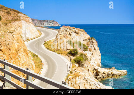 Bergstraßen und Serpentinen von Kreta, bewegen Autos entlang der kurvenreichen Landstraße entlang der Küste, Heraklion, Kreta, Griechenland Stockfoto