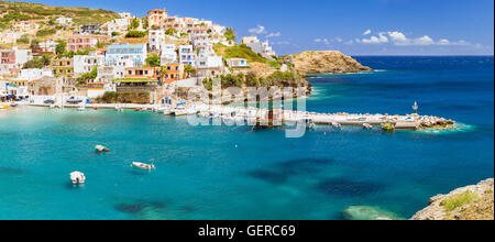 Hafen Sie mit Schiffen, Booten und Leuchtturm. Panoramablick von einer Klippe in einer Bucht mit Strand und Architektur Bali Stockfoto