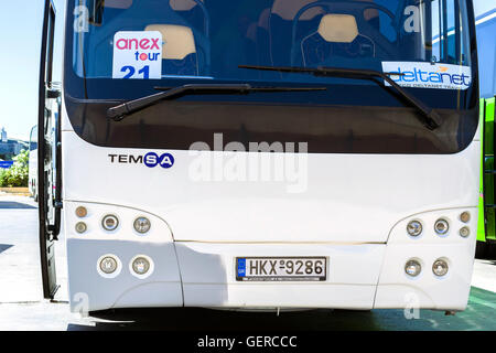 HERAKLION, Griechenland - 28. April 2016: Moderne weißer Touristenbus mit Logo der Anex Reiseunternehmen und DeltaNet, Transport geparkt Stockfoto