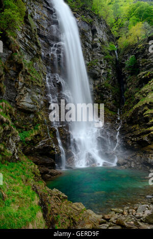 Froda-Wasserfall, Valle Verzasca Bei Sonogno, Froda, Tessin, Schweiz Stockfoto