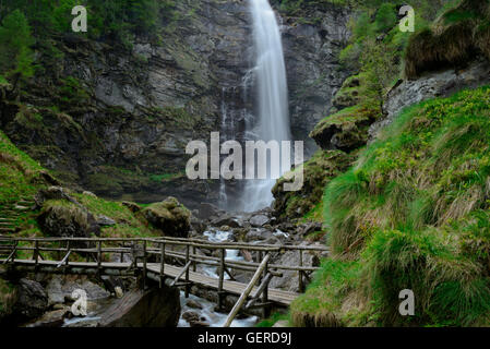 Froda-Wasserfall, Valle Verzasca Bei Sonogno, Froda, Tessin, Schweiz Stockfoto