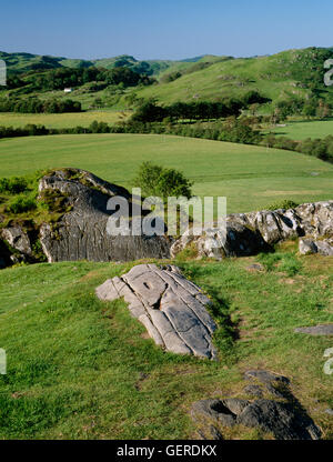 Fels gehauenen Becken & Fußabdruck in Dunadd Dark Age Festung, Kilmartin Valley, Argyll, verwendet für die Rituale der Einweihung der schottischen Könige. Stockfoto