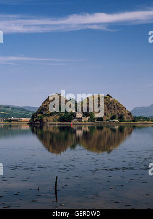 Blick NNW über River Clyde Dumbarton Castle auf den Zwillingsgipfeln vulkanische Stecker: eine alte Festung der Strathclyde Briten. Stockfoto