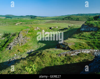 SSE von oberen Terrassen Dunadd Dark Age Festung, Argyll, Blick über massive Wand (L) & Eingang (Mitte hinten) des unteren Gehäuses. Stockfoto