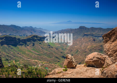 Panoramablick von der Hochebene von Roque Nublo, mit Teneriffa und den Teide - der höchste Gipfel in der Ferne Backg sichtbar Stockfoto