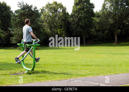 Mann mit Outdoor-Sportgeräte in Kingswood Park, Bristol, UK Stockfoto