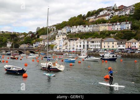 Looe Fischereihafen in Cornwall, England, UK, paddle Surf-Praxis Stockfoto