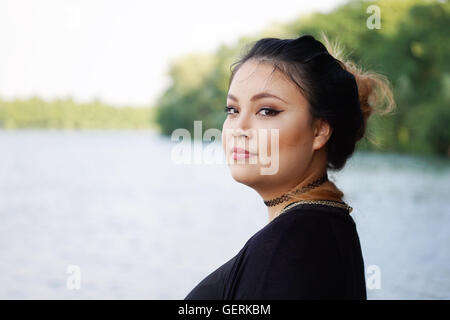 junge asiatische Frau am See Stockfoto